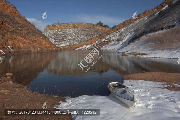 獨(dú)木舟和科羅拉多山湖早春