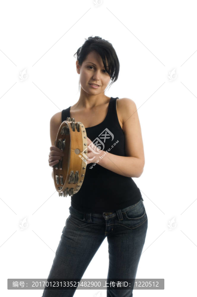 性感的女人打手鼓的音樂家