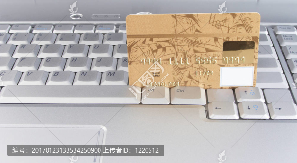 筆記本電腦鍵盤上的黃金信用卡
