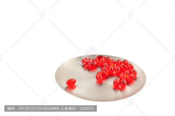 鋼圓板上的維生素丸