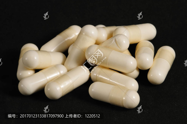 在黑色背景上的白色膠囊-匯圖網(wǎng) www.fosd68.com 在黑色背景上的白色膠囊