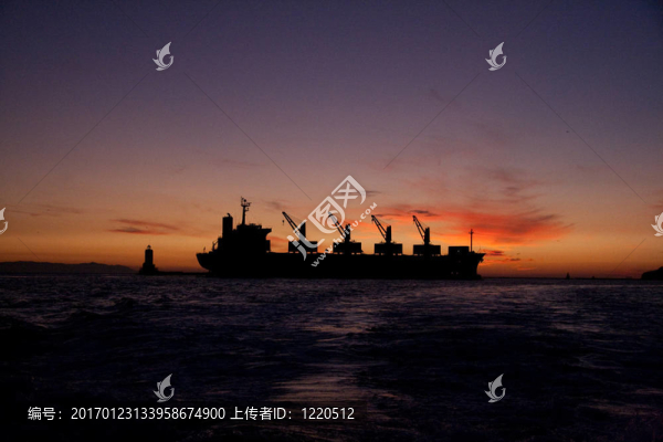 在油輪上日落