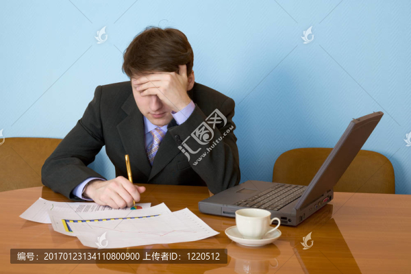 商人在工作場(chǎng)所與筆記本電腦