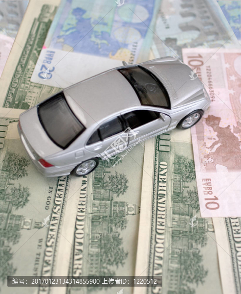歐元和美元的銀色汽車