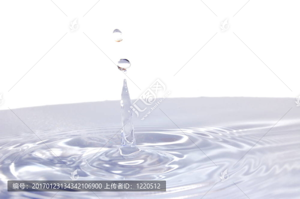 白色水滴上的水滴