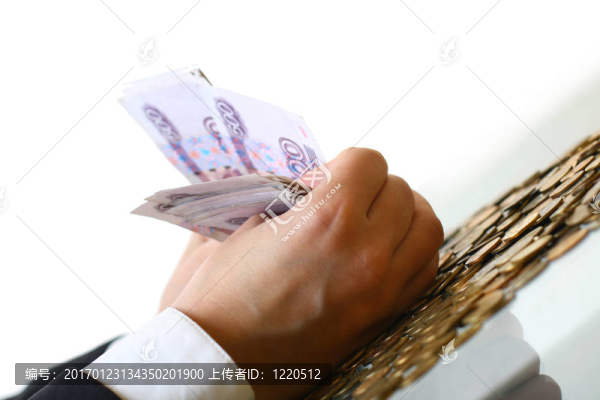 手中握著錢
