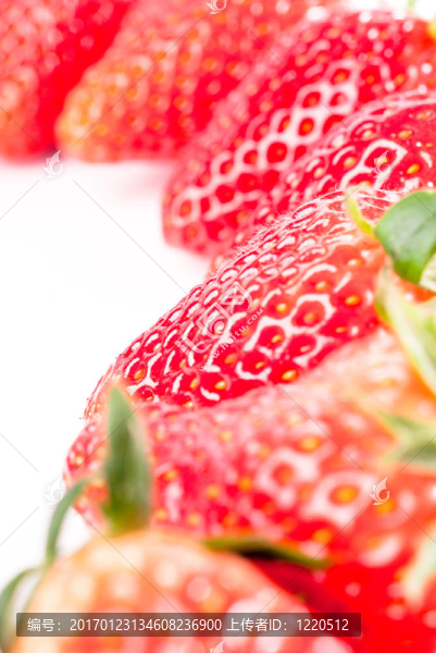 White上的草莓