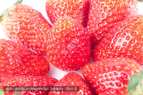 White上的草莓
