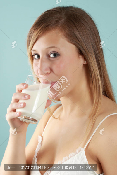 一杯牛奶的女人
