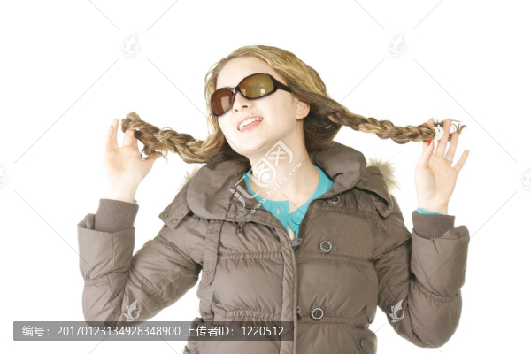 穿棕色冬季夾克的女人