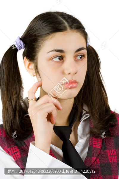 在白色背景上的年輕女孩