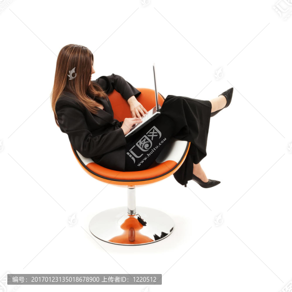 隨著筆記本電腦在椅子的商人