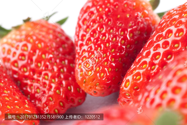 White上的草莓