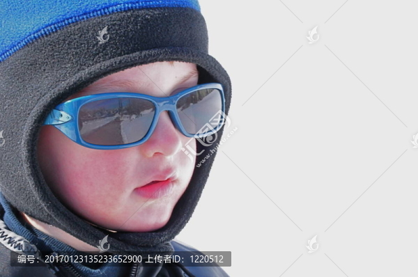 帶太陽眼鏡的小男孩
