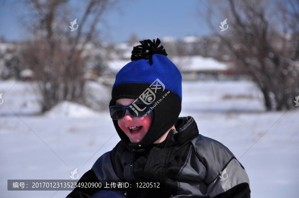 雪中的蹣跚學(xué)步的男孩