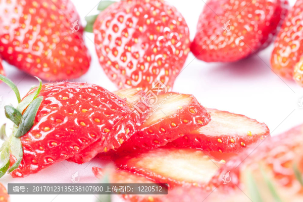 White上的草莓