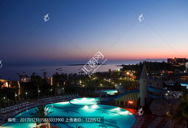 夜間游泳池