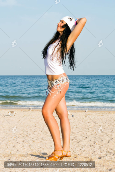 海邊沙灘上的年輕女人