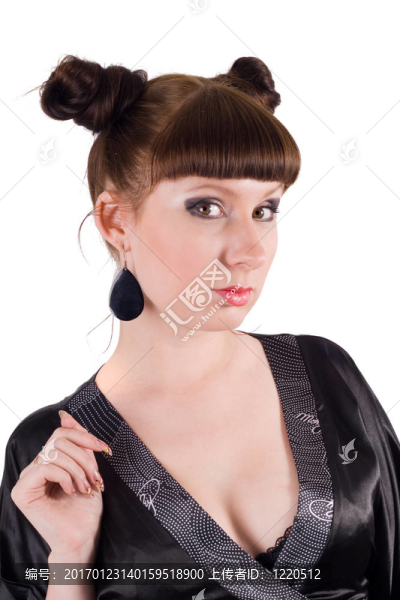 年輕女人的有趣的畫像。白色背景中分離