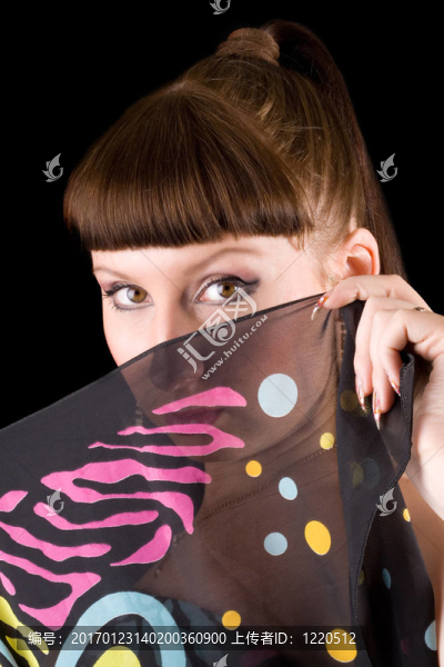 年輕女人的肖像。黑色背景隔離