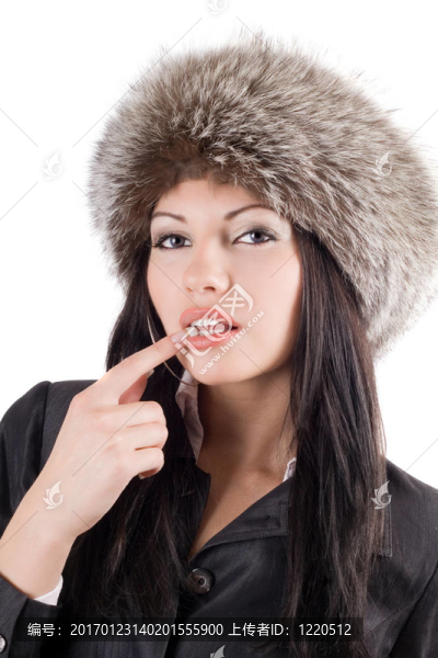 戴帽子的年輕女人肖像。白色隔離