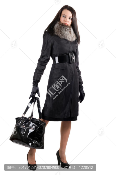 穿著黑色外套的年輕婦女帶著一個袋子。白色隔離