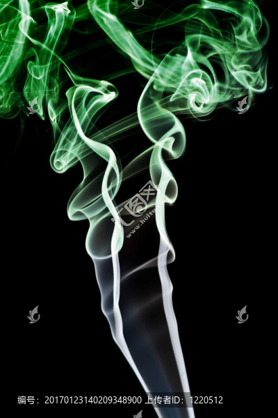 抽象綠煙。在黑色背景上隔離
