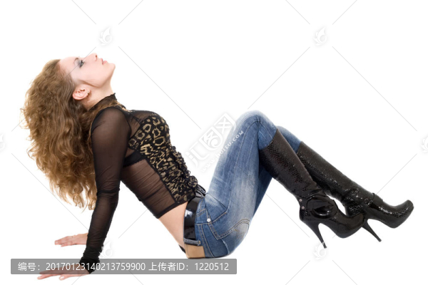 穿藍(lán)色牛仔褲和黑色靴子的年輕女子。分離