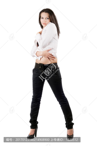 穿黑牛仔褲和白襯衫的年輕女子