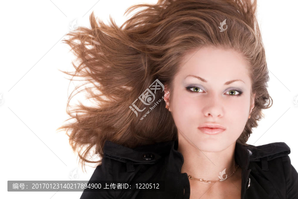 年輕美麗的女人的肖像。在白色背景上隔離