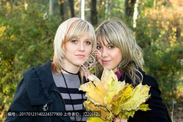 兩個(gè)年輕女人的秋葉肖像