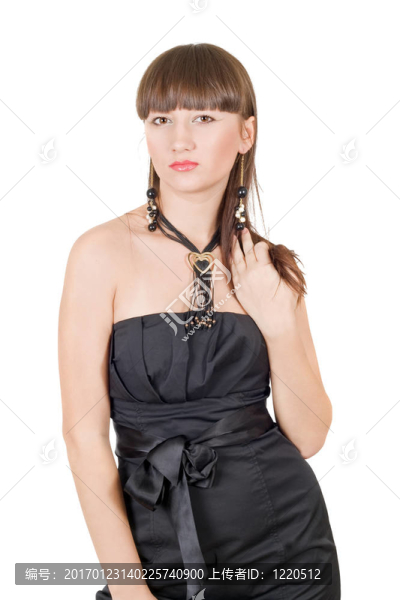 年輕漂亮的女人穿著黑色的裙子