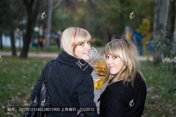 秋天公園里兩位年輕女子的畫像