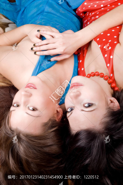 年輕美麗的女人躺在一張床上