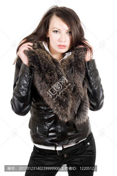 年輕的女人在黑色的白色