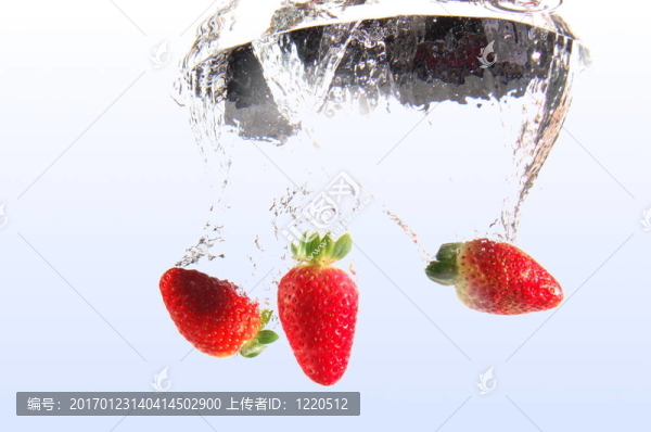 草莓在水