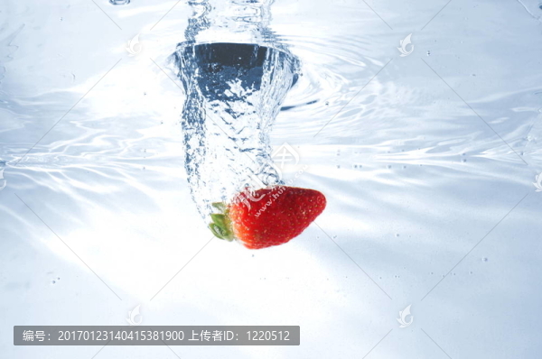 在水strawbarry水果