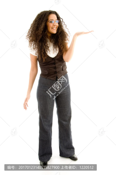 時髦的女人拿著手勢