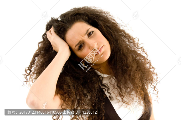 沮喪的女人抱著她的頭