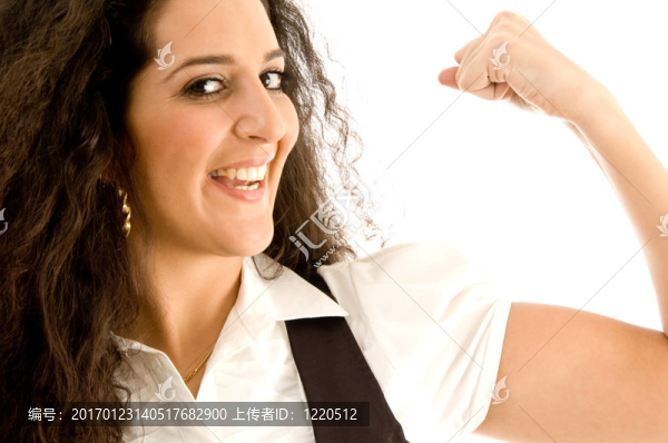 美麗的女人展示她的肌肉