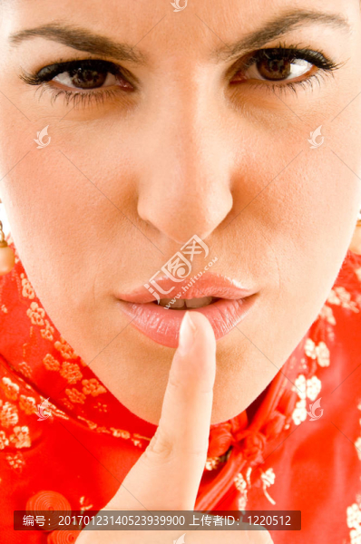 年輕漂亮的女人在和服噓
