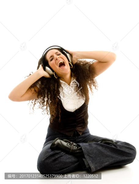 年輕的女人聽音樂用耳機(jī)