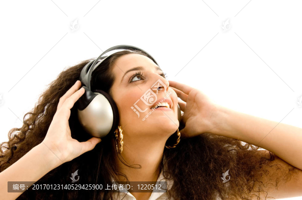 美麗的女性欣賞音樂