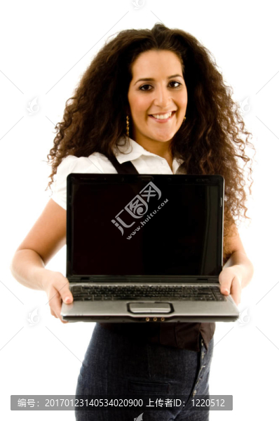 成功的女人展示她的筆記本電腦