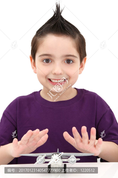 男孩在飛機(jī)上-匯圖網(wǎng) www.fosd68.com 男孩在飛機(jī)上