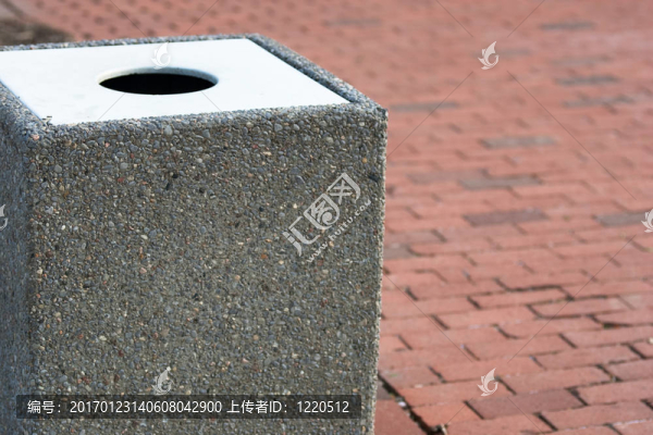 石垃圾桶