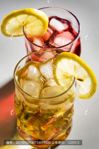 雞尾酒；一個檸檬和一個冰