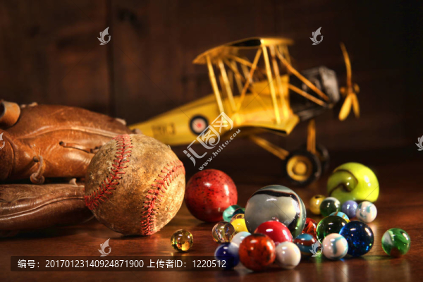 舊棒球和舊玩具手套
