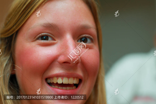 年輕可愛的金發(fā)女孩笑