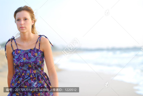 美麗的金發(fā)女孩在海灘上散步